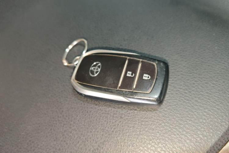 Used Toyota RAV4 2013 2.5L Automatic 4x4 Luxury Edition Vehicle Key