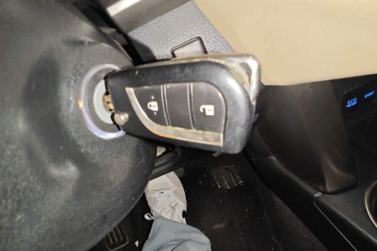Used Toyota RAV4 2013 2.0L CVT Two-Wheel Drive Urban Edition Vehicle Key