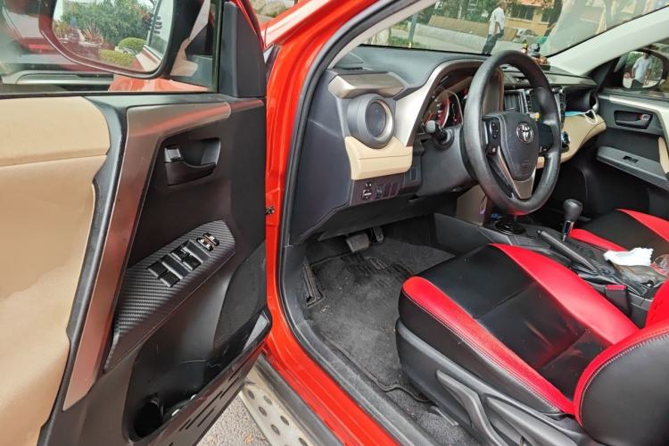 Used Toyota RAV4 2013 2.0L CVT Two-Wheel Drive Urban Edition Driver Seat