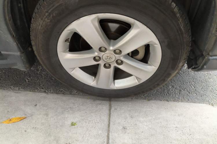 Used Toyota RAV4 2013 2.5L Automatic 4x4 Elite Edition Right Front Wheel Hub