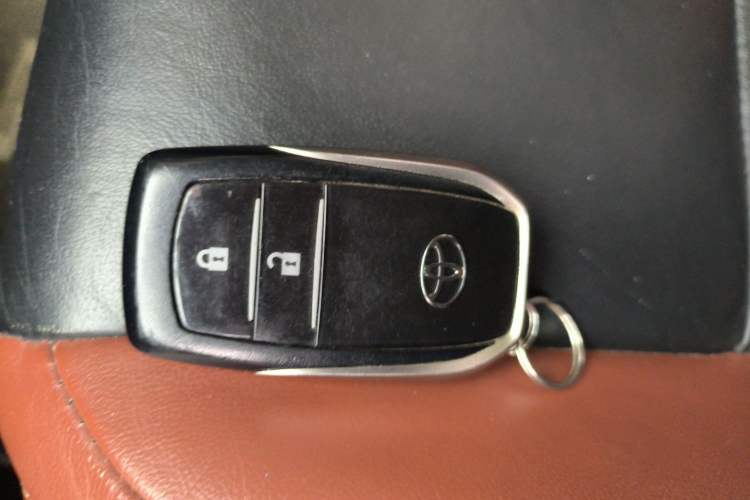Used Toyota RAV4 2013 2.5L Automatic 4x4 Elite Edition Vehicle Key