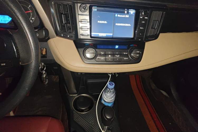 Used Toyota RAV4 2015 2.0L CVT Two-Wheel Drive Fashion Edition Audio And AC Panel
