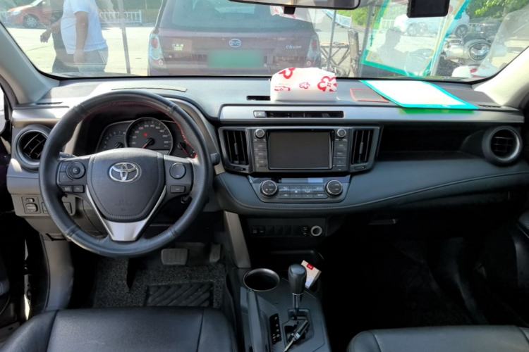 Used Toyota RAV4 2015 2.0L CVT Two-Wheel Drive Fashion Edition Center Console
