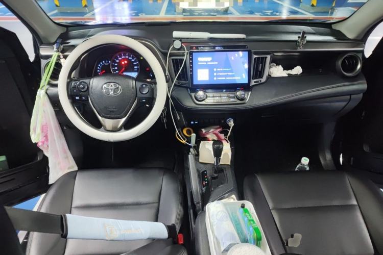 Used Toyota RAV4 2015 2.0L CVT Two-Wheel Drive Fashion Edition Center Console