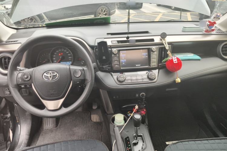 Used Toyota RAV4 2015 2.0L CVT Two-Wheel Drive Fashion Edition Center Console