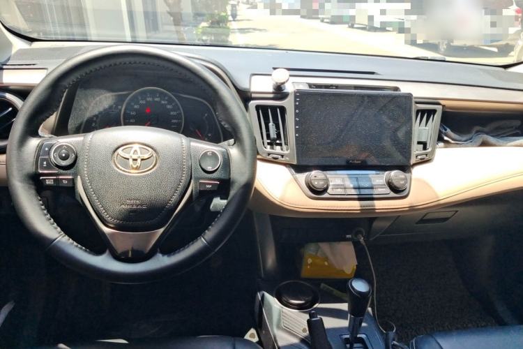 Used Toyota RAV4 2015 2.0L CVT Two-Wheel Drive Fashion Edition Center Console