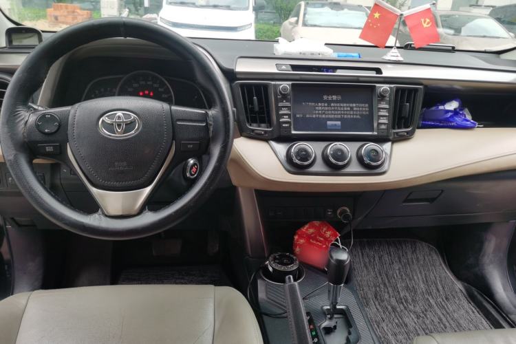 Used Toyota RAV4 2015 2.0L CVT Two-Wheel Drive Urban Edition Center Console