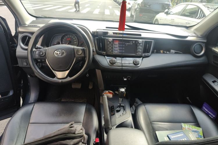 Used Toyota RAV4 2015 2.0L CVT Two-Wheel Drive Fashion Edition Center Console