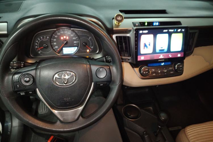 Used Toyota RAV4 2015 2.0L CVT Two-Wheel Drive Fashion Edition Center Console