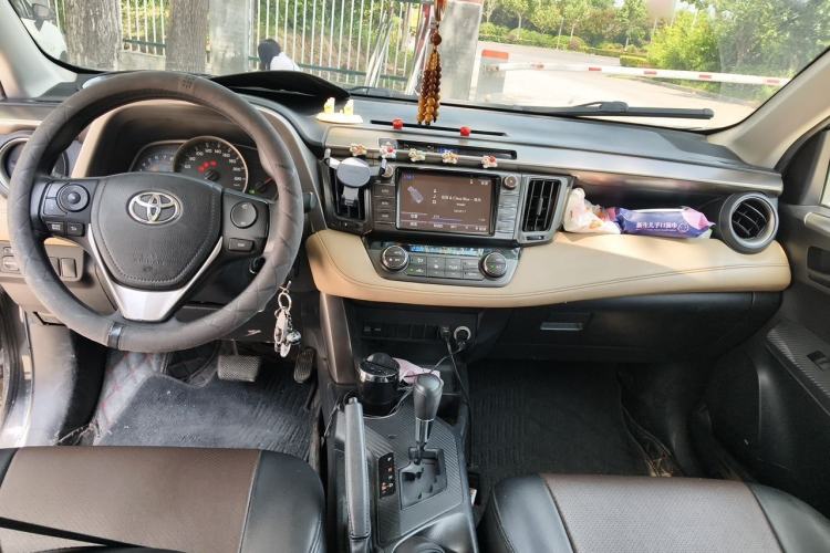 Used Toyota RAV4 2015 2.0L CVT Two-Wheel Drive Fashion Edition Center Console