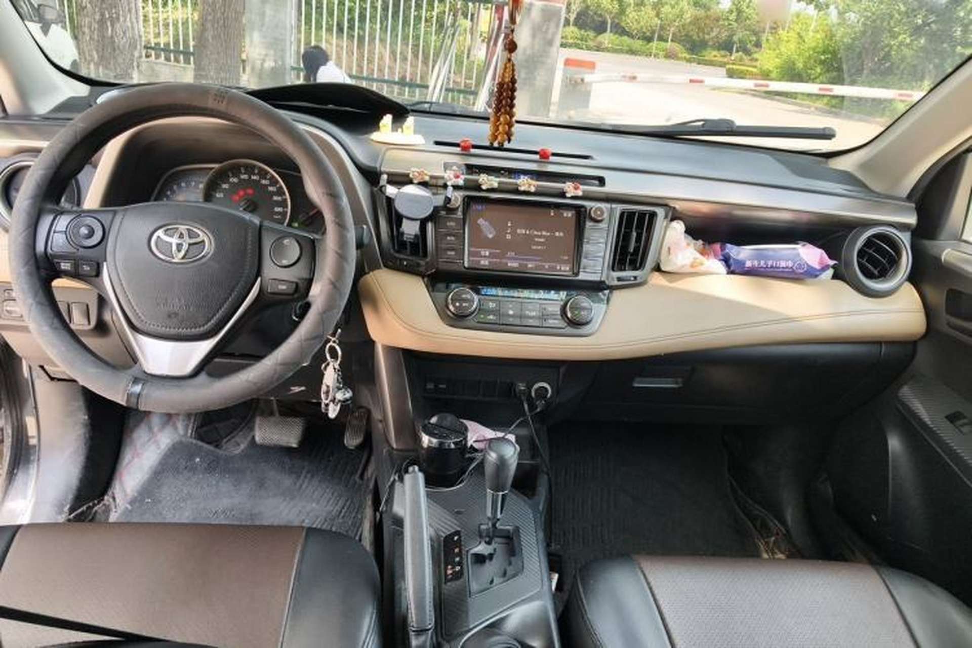 Used Toyota RAV4 2015 2.0L CVT Two-Wheel Drive Fashion Edition Center Console
