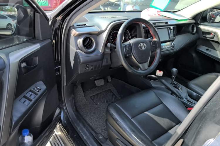 Used Toyota RAV4 2015 2.0L CVT Two-Wheel Drive Fashion Edition Driver Seat