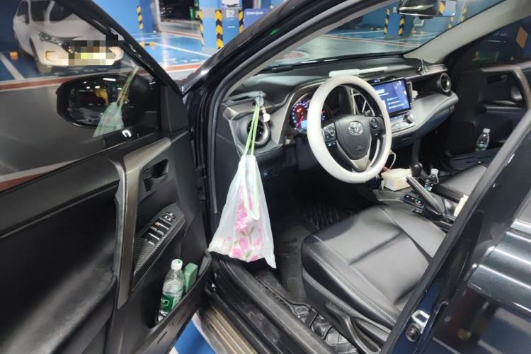 Used Toyota RAV4 2015 2.0L CVT Two-Wheel Drive Fashion Edition Driver Seat