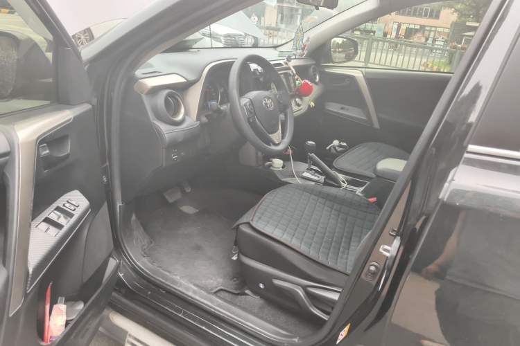 Used Toyota RAV4 2015 2.0L CVT Two-Wheel Drive Fashion Edition Driver Seat