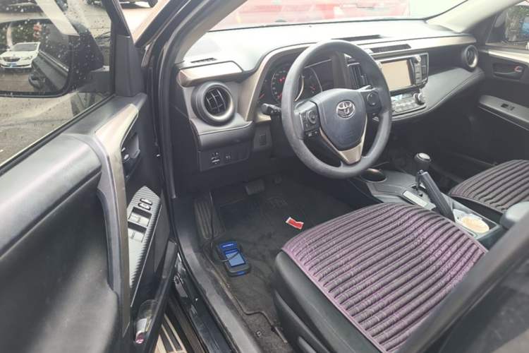 Used Toyota RAV4 2015 2.0L CVT Two-Wheel Drive Fashion Edition Driver Seat