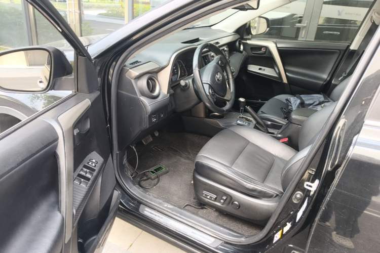 Used Toyota RAV4 2015 2.5L Automatic 4x4 Elite Edition Driver Seat