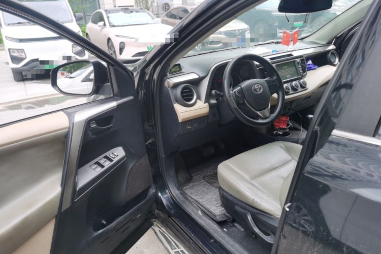 Used Toyota RAV4 2015 2.0L CVT Two-Wheel Drive Urban Edition Driver Seat