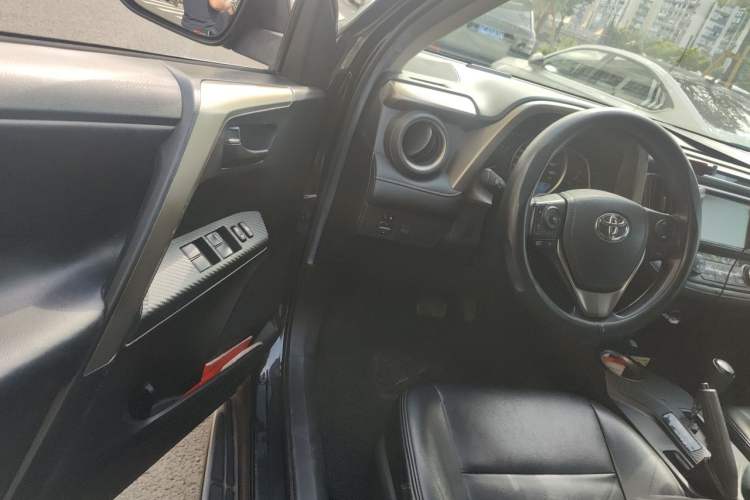 Used Toyota RAV4 2015 2.0L CVT Two-Wheel Drive Fashion Edition Driver Seat
