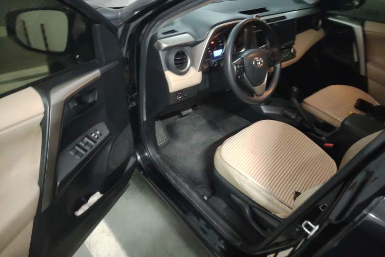 Used Toyota RAV4 2015 2.0L CVT Two-Wheel Drive Fashion Edition Driver Seat