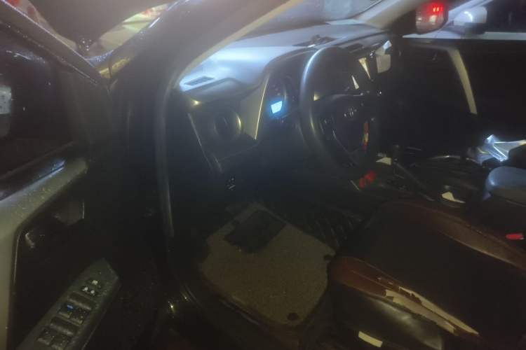 Used Toyota RAV4 2015 2.0L CVT Two-Wheel Drive Fashion Edition Driver Seat