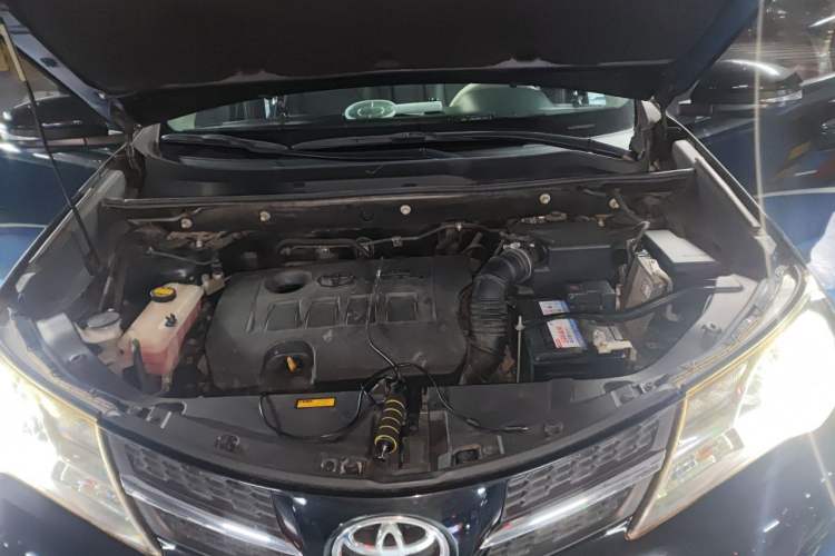 Used Toyota RAV4 2015 2.0L CVT Two-Wheel Drive Fashion Edition Engine Bay