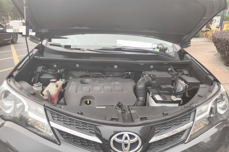 Used Toyota RAV4 2015 2.0L CVT Two-Wheel Drive Fashion Edition Engine Bay