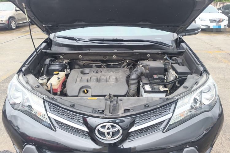 Used Toyota RAV4 2015 2.0L CVT Two-Wheel Drive Fashion Edition Engine Bay