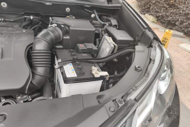 Used Toyota RAV4 2015 2.0L CVT Two-Wheel Drive Fashion Edition Engine Bay Left