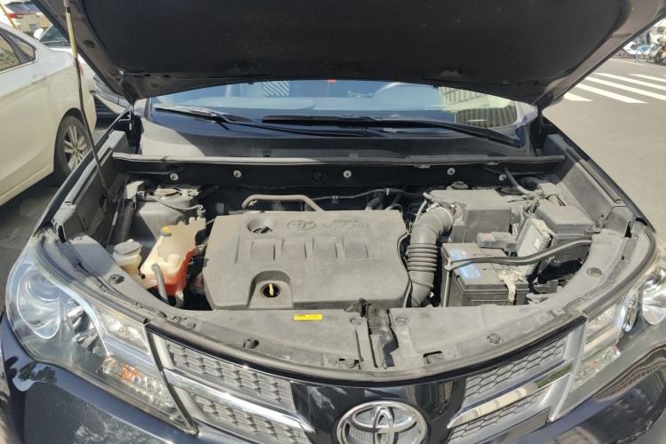 Used Toyota RAV4 2015 2.0L CVT Two-Wheel Drive Fashion Edition Engine Bay