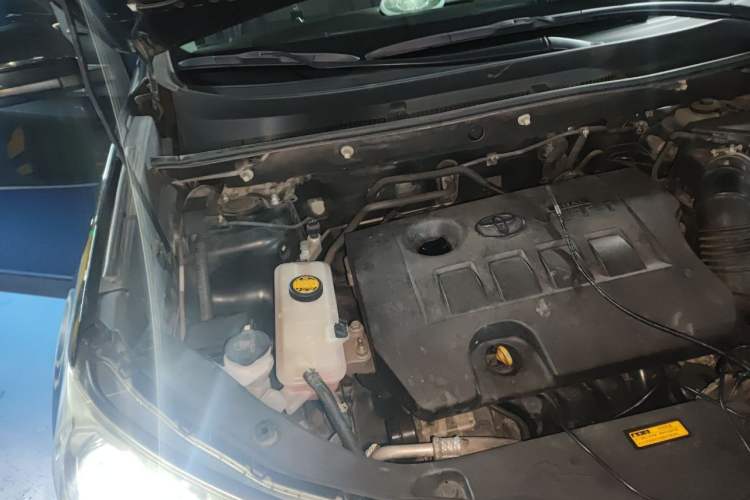 Used Toyota RAV4 2015 2.0L CVT Two-Wheel Drive Fashion Edition Engine Bay Right