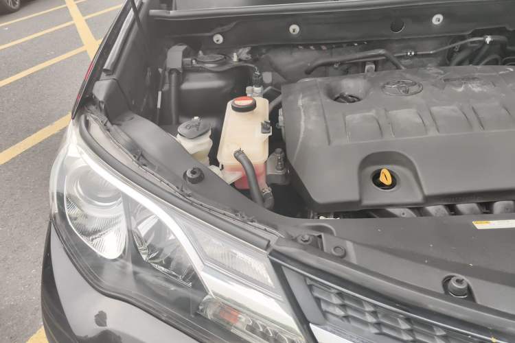 Used Toyota RAV4 2015 2.0L CVT Two-Wheel Drive Fashion Edition Engine Bay Right