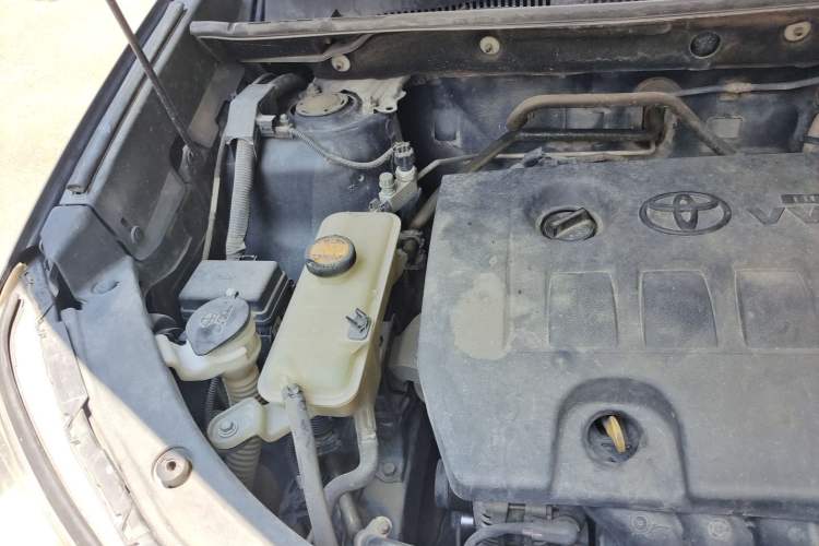 Used Toyota RAV4 2015 2.0L CVT Two-Wheel Drive Fashion Edition Engine Bay Right
