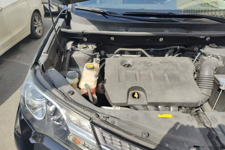 Used Toyota RAV4 2015 2.0L CVT Two-Wheel Drive Fashion Edition Engine Bay Right
