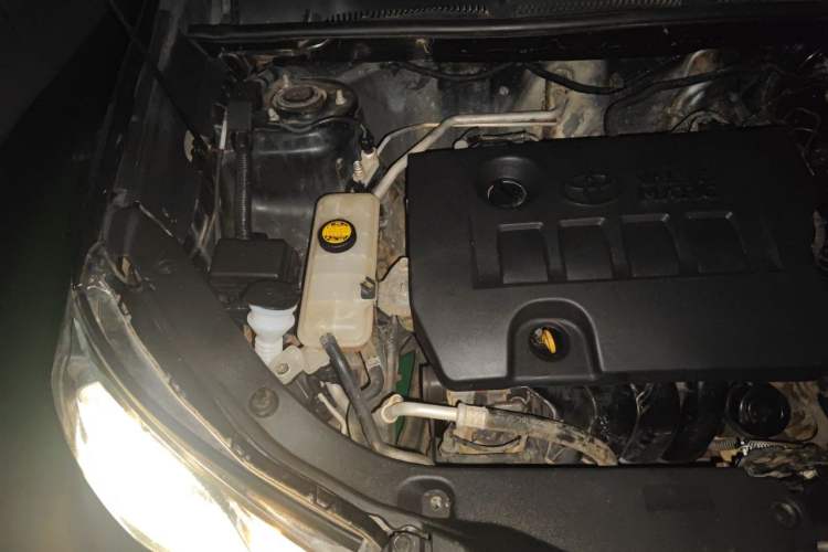Used Toyota RAV4 2015 2.0L CVT Two-Wheel Drive Fashion Edition Engine Bay Right
