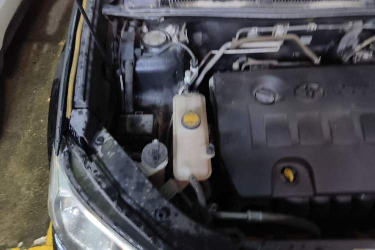 Used Toyota RAV4 2015 2.0L CVT Two-Wheel Drive Fashion Edition Engine Bay Right