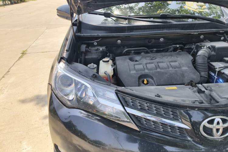 Used Toyota RAV4 2015 2.0L CVT Two-Wheel Drive Fashion Edition Engine Bay Right