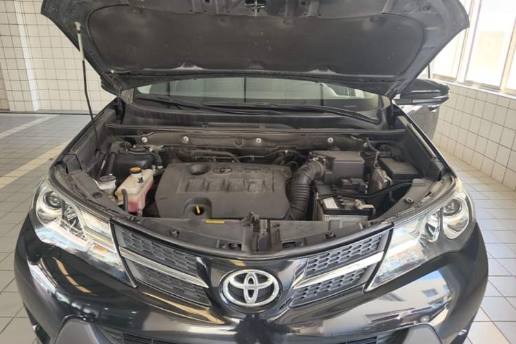 Used Toyota RAV4 2015 2.0L CVT Two-Wheel Drive Fashion Edition Engine Bay