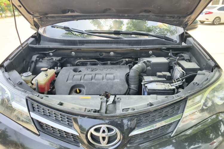 Used Toyota RAV4 2015 2.0L CVT Two-Wheel Drive Fashion Edition Engine Bay