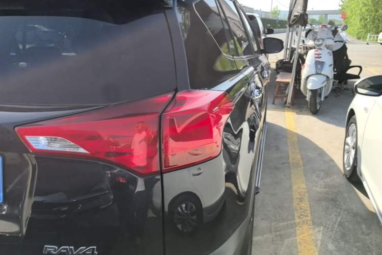 Used Toyota RAV4 2015 2.0L CVT Two-Wheel Drive Fashion Edition Exterior 3