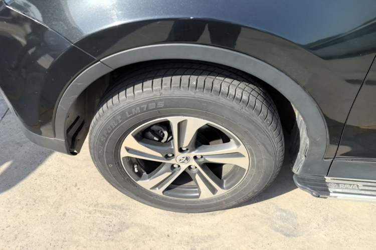Used Toyota RAV4 2015 2.0L CVT Two-Wheel Drive Fashion Edition Exterior 4