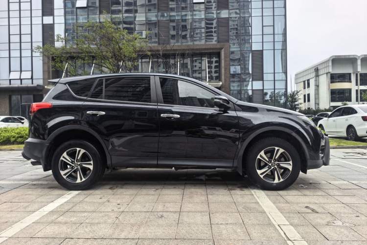 Used Toyota RAV4 2015 2.0L CVT Four-Wheel Drive New Edition Exterior 9