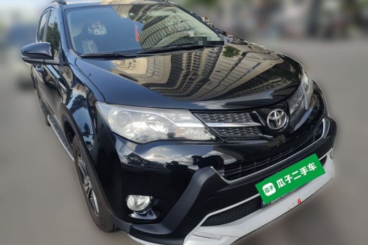 Used Toyota RAV4 2015 2.0L CVT Two-Wheel Drive Fashion Edition Front Right 45 Deg