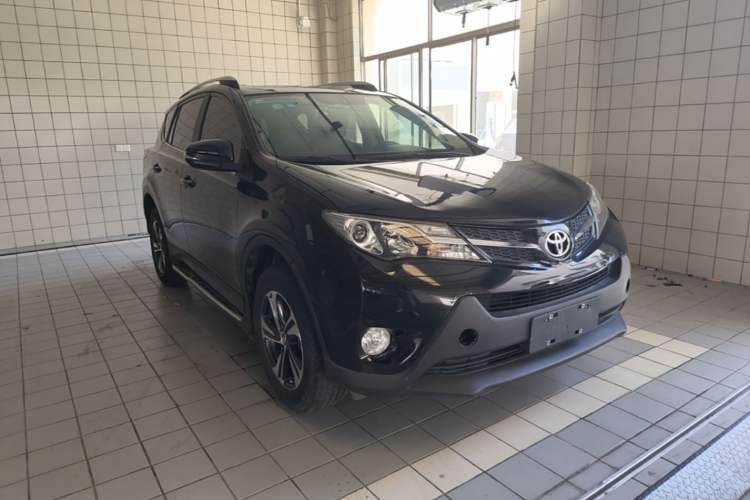 Used Toyota RAV4 2015 2.0L CVT Two-Wheel Drive Fashion Edition Front Right 45 Deg