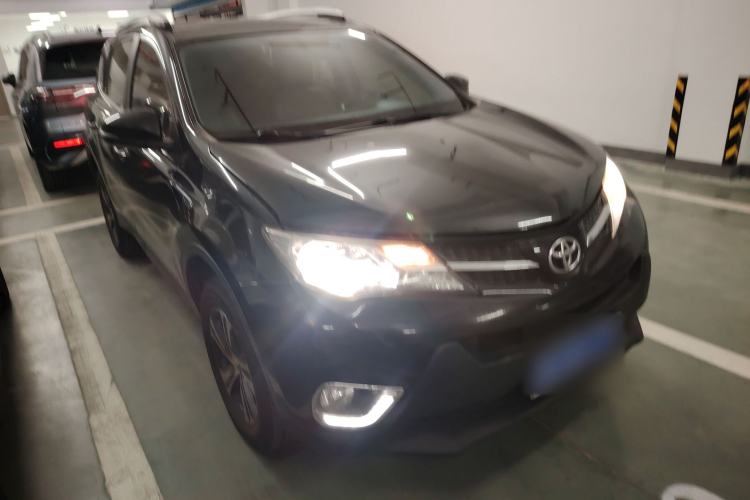 Used Toyota RAV4 2015 2.0L CVT Two-Wheel Drive Fashion Edition Front Right 45 Deg