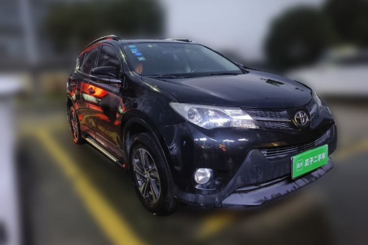Used Toyota RAV4 2015 2.0L CVT Two-Wheel Drive Fashion Edition Front Right 45 Deg