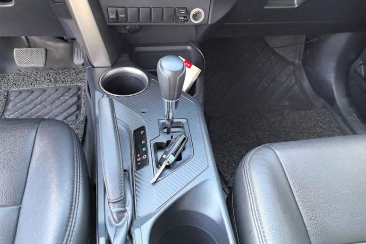 Used Toyota RAV4 2015 2.0L CVT Two-Wheel Drive Fashion Edition Gear Lever