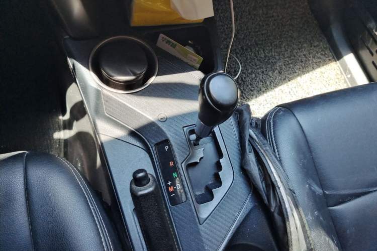 Used Toyota RAV4 2015 2.0L CVT Two-Wheel Drive Fashion Edition Gear Lever