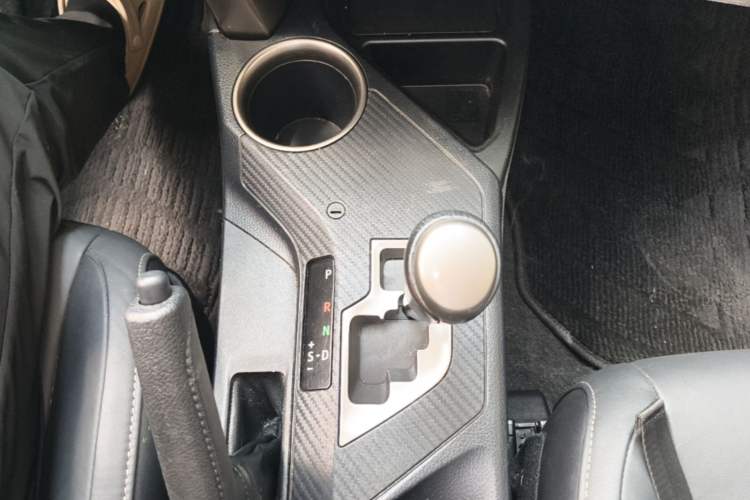 Used Toyota RAV4 2015 2.5L Automatic 4x4 Elite Edition Gear Lever