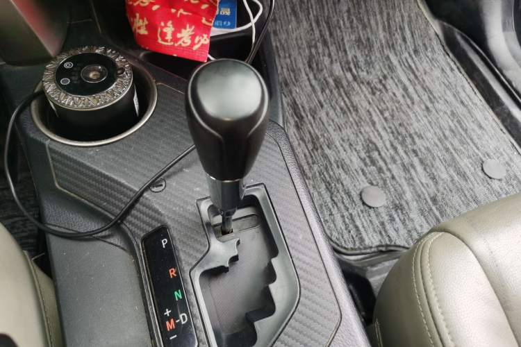 Used Toyota RAV4 2015 2.0L CVT Two-Wheel Drive Urban Edition Gear Lever