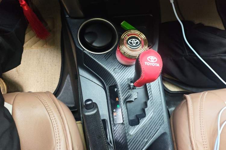 Used Toyota RAV4 2015 2.0L CVT Two-Wheel Drive Urban Edition Gear Lever